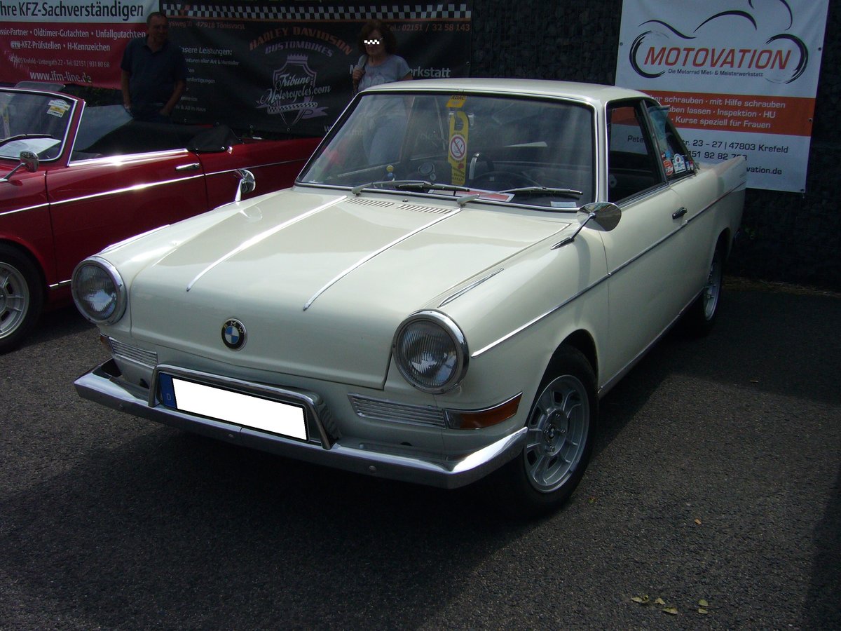 BMW LS Coupe, gebaut in den Jahren 1964 und 1965. Die LS-Modelle sind im Grunde BMW 700´er, deren Radstand um 16 cm verlängert wurde. Durch diese Maßnahme wuchs die Gesamtlänge des Autos um 32 cm. Für ein solches Coupe im Farbton meerschaumweiß, musste man mindestens DM 5850,00 auf die Theke des BMW-Händlers legen. Der im Heck verbaute Zweizylinderboxermotor leistet 40 PS aus 697 cm³ Hubraum. Kleinwagentreffen an Mo´s Bikertreff in Krefeld am 20.06.2019.