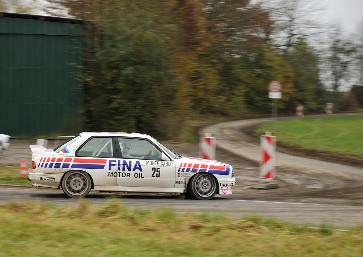 BMW M3 E30, Jonas & Gotthard Tischner mit der Startnummer 25 bei der Youngtimer  Rallye Köln Ahrweiler 12.11.2016, Nachmittags beim abbigen in einen Wirtschaftsweg nähe Rodder.