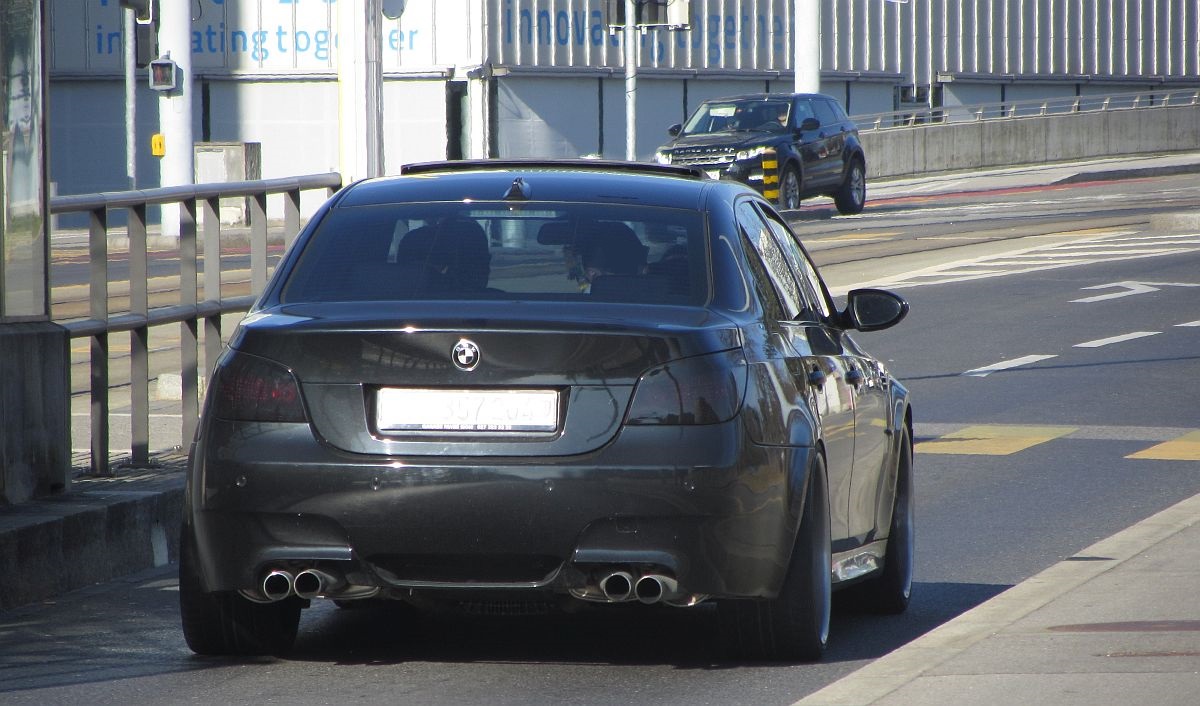 BMW M5 (E60). Das Tonerlebnis des 5000ccm V10 Motor war echt gut als der Fahrer Gas gegeben hat. Aufnahmezeit: 07.03.2015