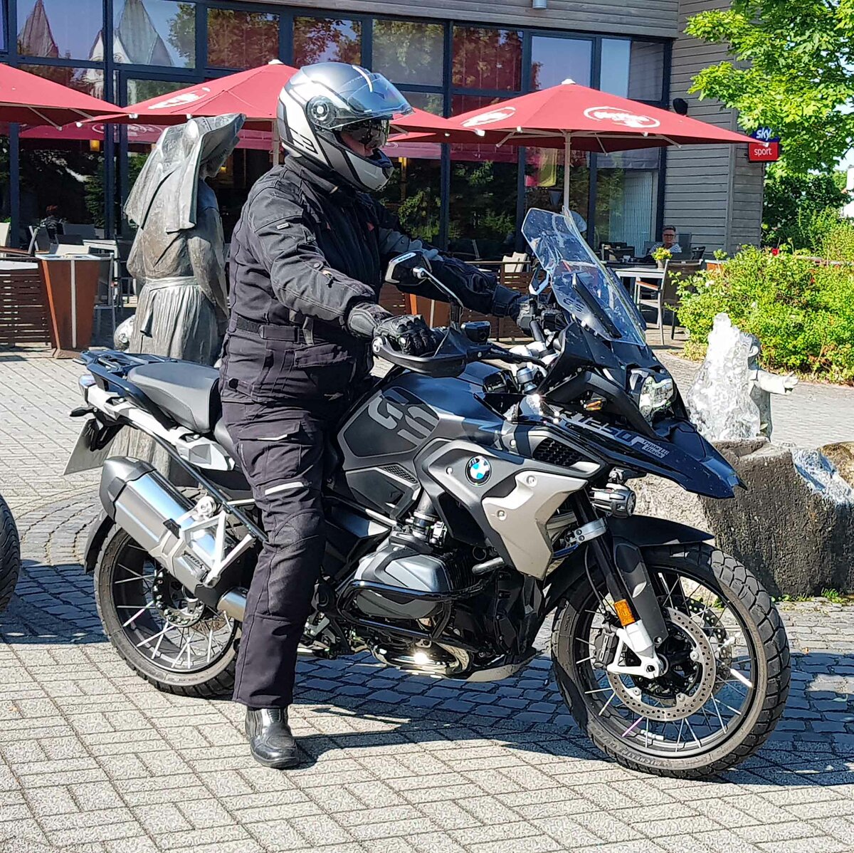 =BMW R 1250 steht abfahrbereit zur geführten Tour am Konrad- Zuse-Hotel in Hünfeld, 06-2023 