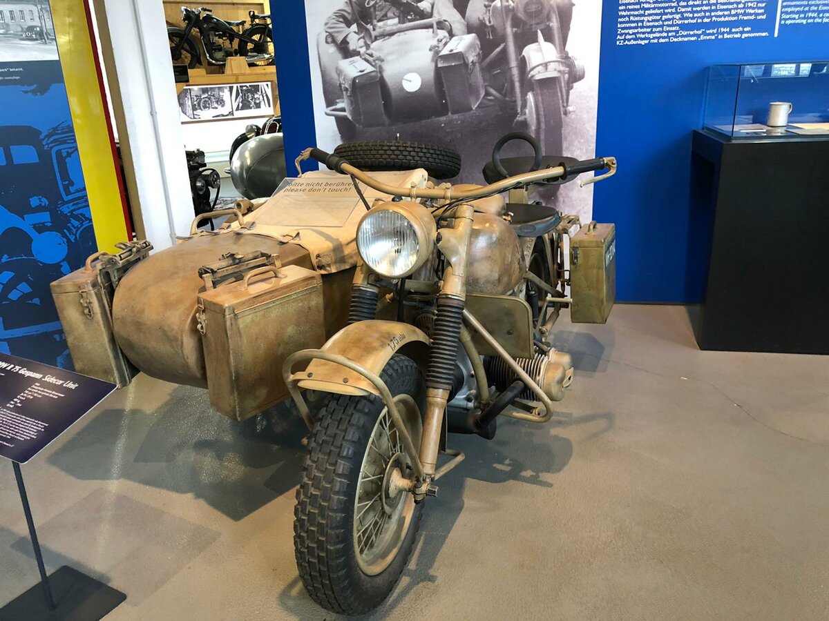 BMW R75 Gespann, produziert in den Jahren von 1941 bis 1944. Dieses Gespann lief an allen Fronten des 2. Weltkrieges. Das Motorrad mit dem angetriebenen Seitenwagen der Firma Steib, ist mit einem Zweizylinderboxermotor ausgerüstet, der aus einem Hubraum von 745 cm³ 26 PS leistet. Automobile Welt Eisenach am 14.10.2021.