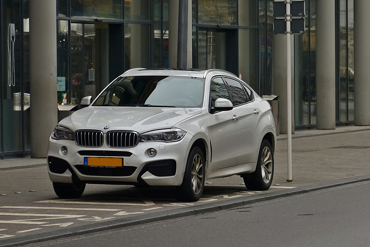 BMW X 6 steht am Straenrand. 03.2020