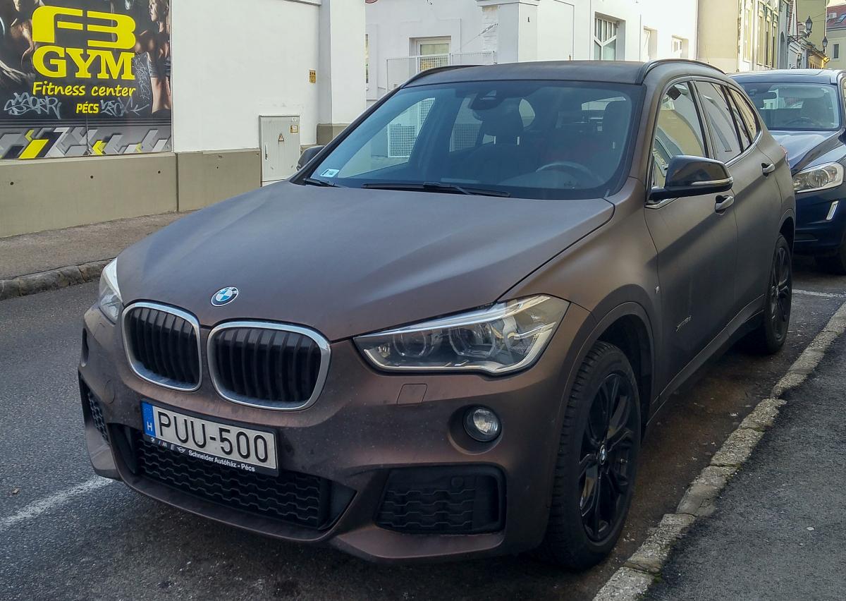 BMW X1 in braun. Foto: Januar, 2020, Pécs, Ungarn.