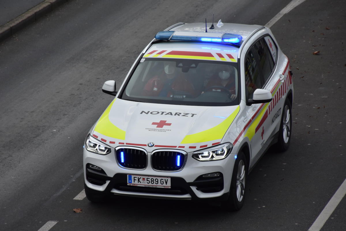 BMW X3 als Notarztwagen des Österreichischen Roten Kreuz am 20.12.2020 im Einsatz in Bregenz.