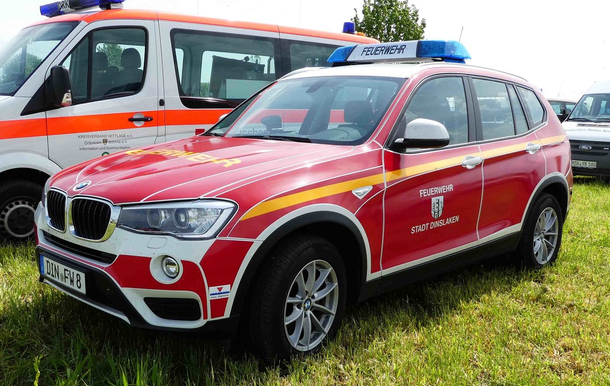 =BMW X3 der Feuerwehr DINSLAKEN steht auf dem Parkplatz der RettMobil 2017 in Fulda, Mai 2017