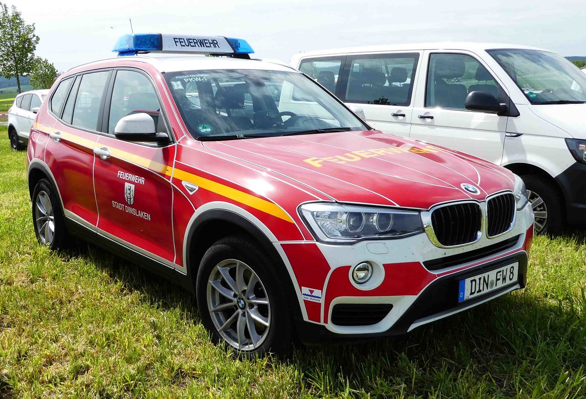 =BMW X3 der Feuerwehr DINSLAKEN steht auf dem Parkplatz der RettMobil 2017 in Fulda, Mai 2017