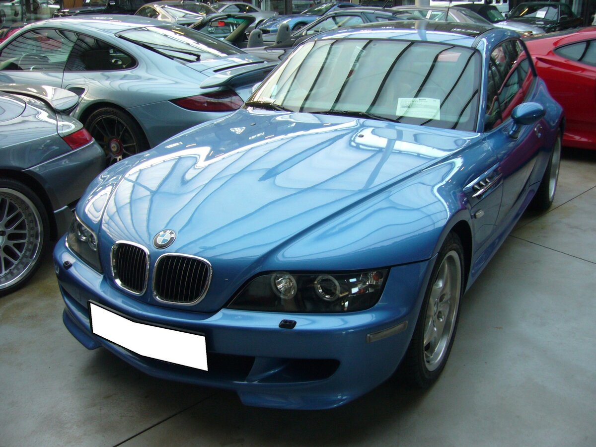 BMW Z3 3.2 M-Coupe aus dem Jahr 2000 im Farbton estoril blau metallic. Von April 1998 bis August 2002 verkaufte BMW genau 6291 Fahrzeuge vom BMW M Coupe. Die Motorisierung dieses Coupes ist schon recht imposant. Der Sechszylinderreihenmotor hat einen Hubraum 3201 cm³ mit einer Leistung von 321 PS. Classic Remise Düsseldorf am 30.11.2023.