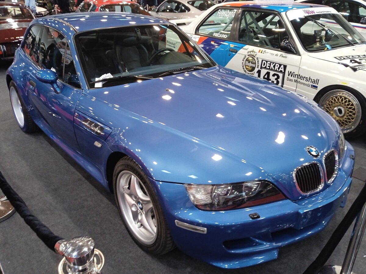 BMW Z3 3.2 M-Coupe aus dem Jahr 2000 im Farbton estoril blau metallic. Von April 1998 bis August 2002 verkaufte BMW genau 6291 Fahrzeuge des Typs BMW Z3 M Coupe. Die Motorisierung dieses 3.2 Coupes ist schon recht imposant. Der Sechszylinderreihenmotor hat einen Hubraum 3201 cm³ mit einer Leistung von 321 PS. Essen Motor Show am 28.11.2025.