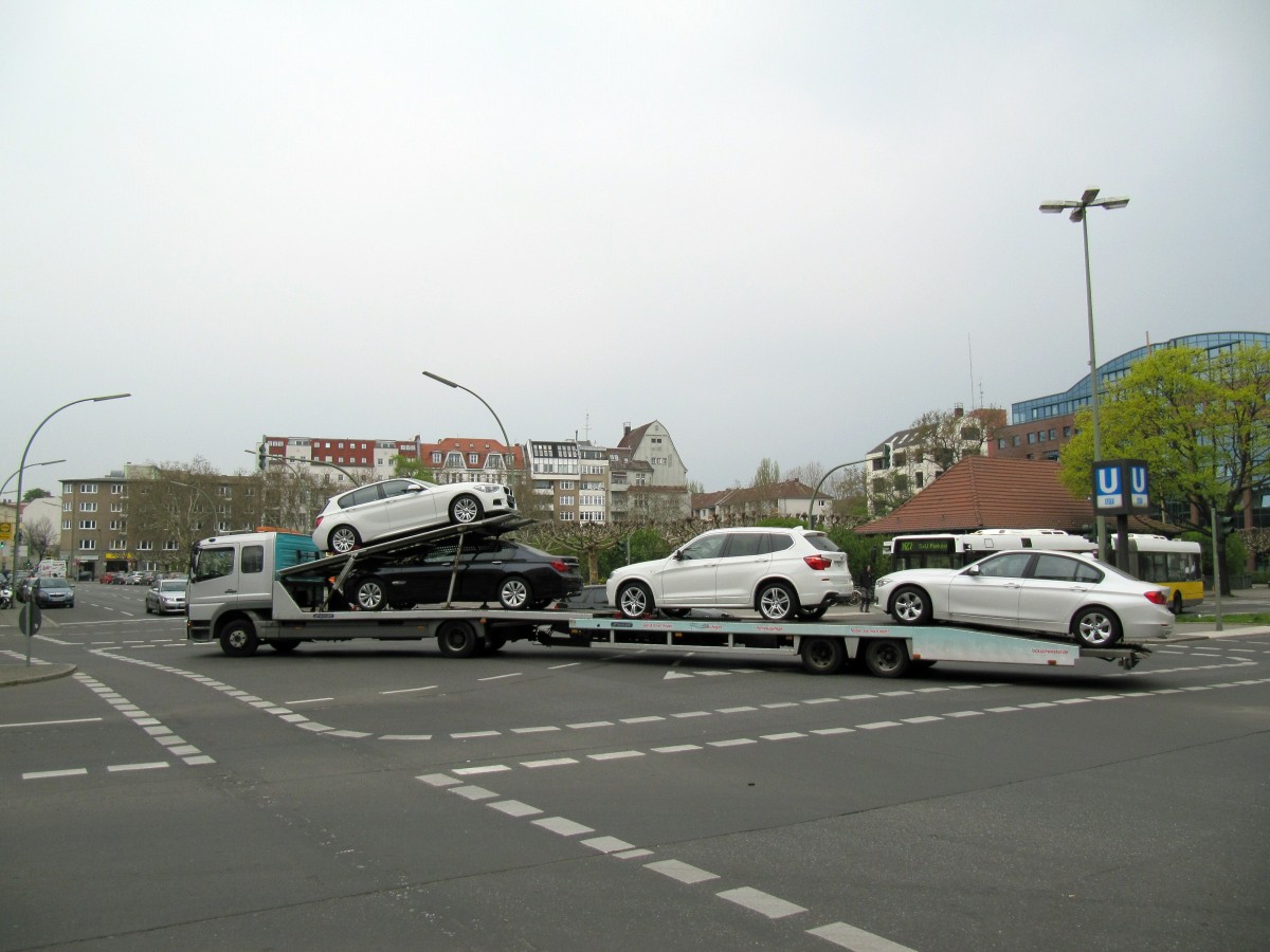 BMW's ziehen am 04.04.2014 auf einem MB-Transporter in Berlin-Charlottenburg  um .