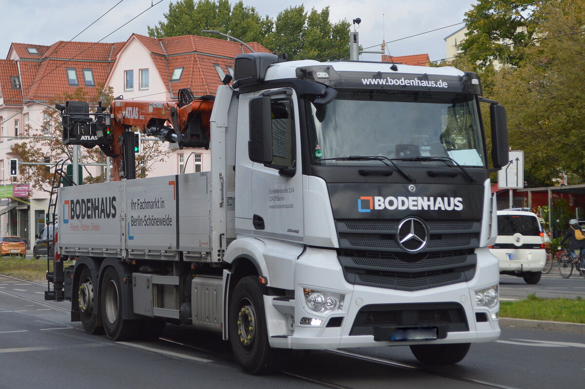 BODENHAUS GmbH (Fachmarkt Berlin-Schöneweide) mit einem MB ACTROS 2545 Baustofftransporter (Selbstlader) am 04.10.22 Berlin Karlshorst.