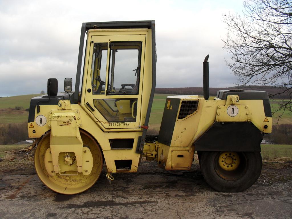 Bomag BW 144 AC-2 auf einem Parkplatz bei Zerf am 27.01.2011