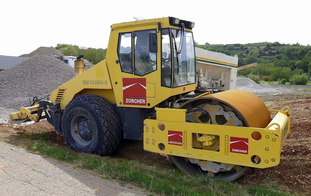 Bomag BW 215DH-3, auf einer Baustelle am Kaiserstuhl, Aug.2026