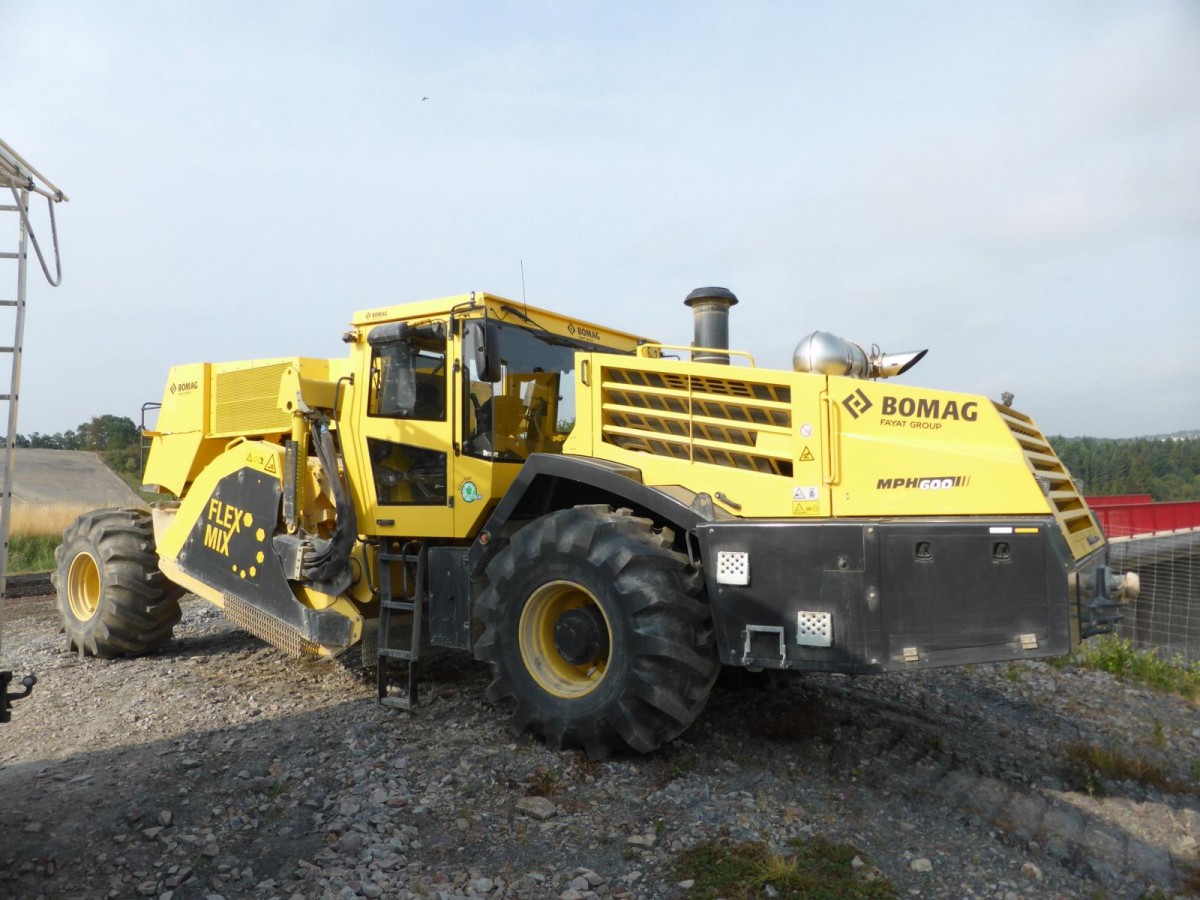 Bomag MPH 600 (Baujahr 2015, Gewicht 32.300 kg, Leistung 440 kW) auf der Baustelle der B50n in der Nähe von Longkamp, 09.08.2015