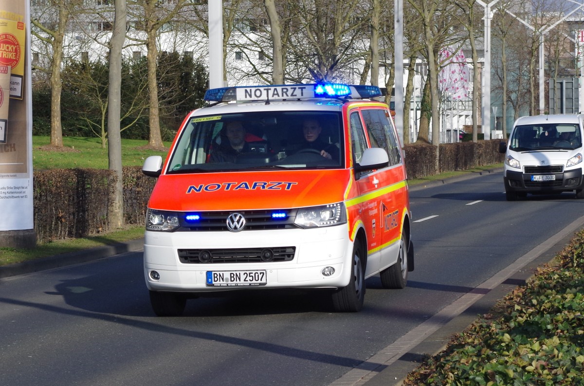 Bonn 1 NEF 1 fuhr auf Einsatzfahrt an der Olof-Palme-Allee. Datum der Aufnahme war der 24.03.2015.