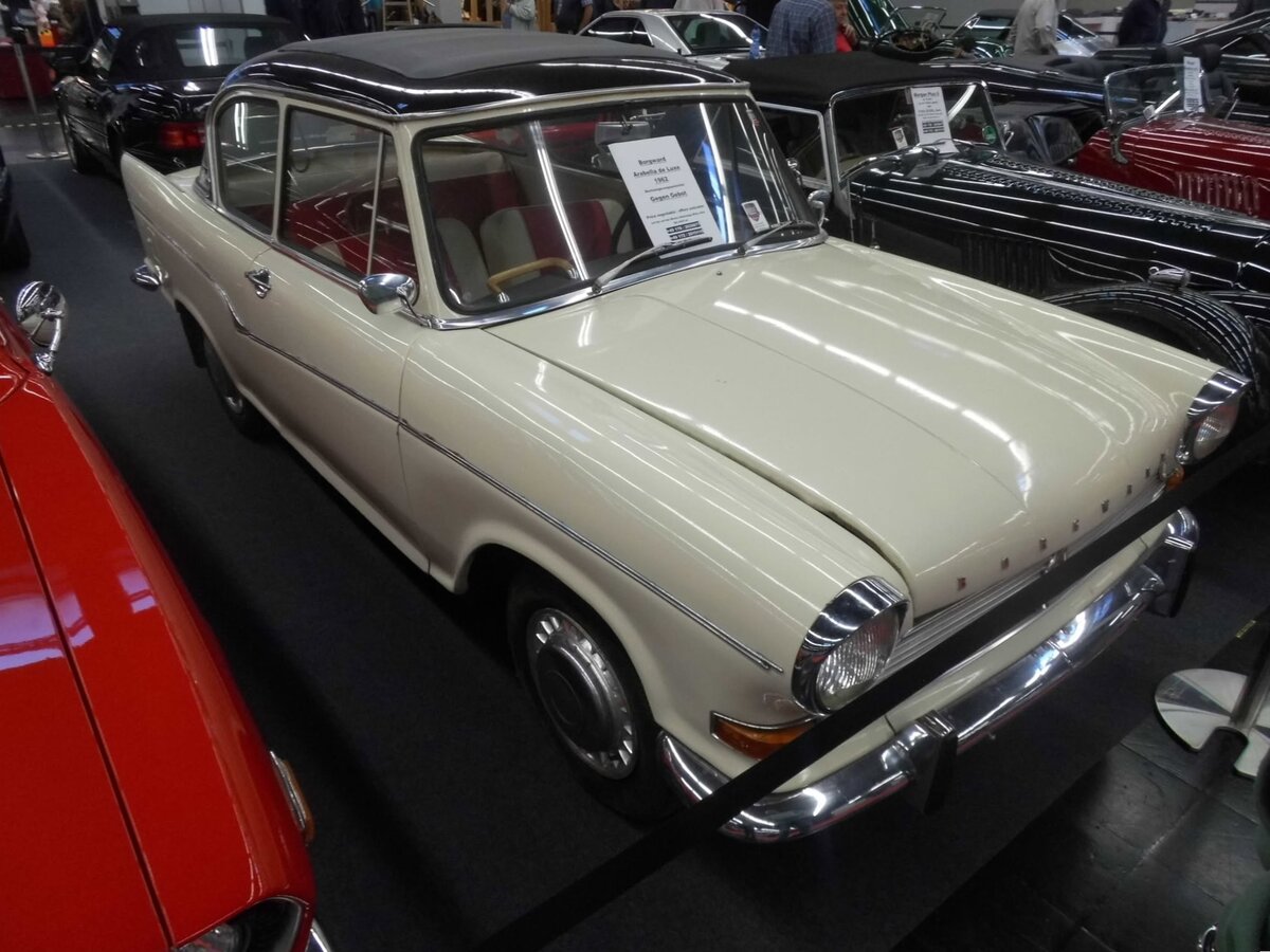 Borgward Arabella de Luxe in der Farbkombination arkonawei�/diamantschwarz, gebaut in den Jahren von 1959 bis 1963. Die  Arabella  kam als Lloyd LP 900 auf den Markt und war optisch und technisch gut gelungen. Aber, wie so oft im Borgward Konzern, zu �berst�rzt und daher nicht besonders ausgereift auf den Markt gekommen. Das war dem Ruf des Modells nicht besonders zutr�glich. Es gab die Modelle Arabella und ab 1960 zus�tzlich die Arabella de Luxe. Im November 1960 schlug eine Arabella mit ein Kaufpreis von DM 5230,00 zu Buche und das de Luxe Modell mit DM 5730,00. Der Vierzylinderboxermotor aus Leichtmetall hat einen Hubraum von 897 cm�. W�hrend er in der Arabella 38 PS leistet, kommt die Arabella de Luxe durch eine andere Vergaserbest�ckung auf eine Leistung von 45 PS. Die Limousine wurde kurz vor dem wirtschaftlichen Zusammenbruch des Unternehmens in Borgward Arabella umgetauft. Die gezeigte Arabella de Luxe wurde 1962 erstmalig zugelassen. Techno Classica Salon in Dortmund am 25.09.2026.