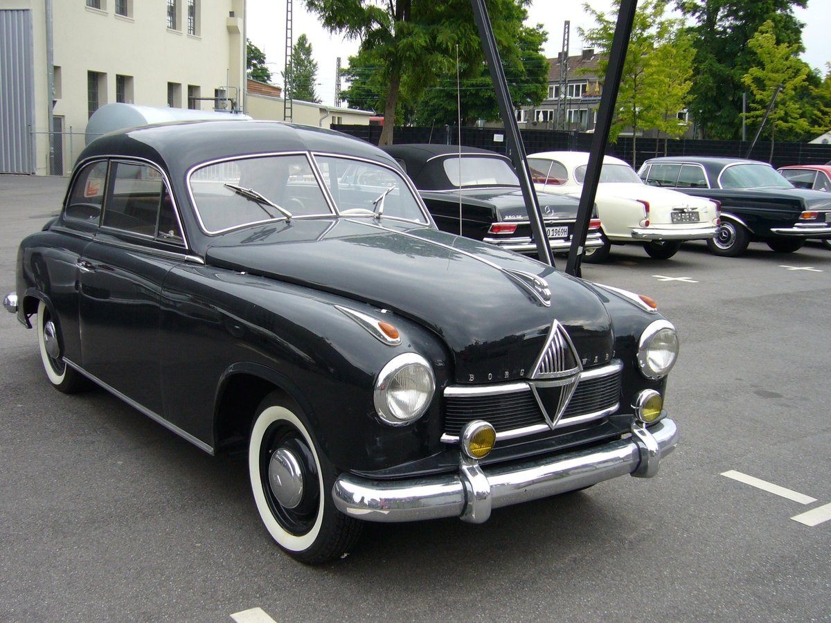 Borgward Hansa 1800 Limousine produziert von 1952 bis 1954 in Bremen. Als Hansa 1500 wurde dieses Modell im März 1949 auf dem Genfer Salon vorgestellt. Es war der erste neu konstruierte deutsche PKW nach WW2. Im März 1952 wurde der Hansa 1500 durch den  neuen  Hansa 1800 abgelöst. Der 1800 war als zwei- und viertürige Limousine, als viersitziges Cabriolet mit einer Karosserie von Hebmüller, als zweitüriges Kombimodell und als zweisitziges Sport-Cabriolet lieferbar. Eine solche viertürige Limousine schlug bei seinem Erscheinen mit einem Kaufpreis von DM 9380,00 zu Buche. Dafür bekam der Kunde eine luxuriöse Limousine, die von einem Vierzylinderreihenmotor angetrieben wurde, die aus einem Hubraum von 1758 cm³ 60 PS leistete. Die Höchstgeschwindigkeit lag bei 136 km/h. Ab 1953 war das Modell auch als Diesel-Fahrzeug lieferbar. Besucherparkplatz der Düsseldorfer Classic Remise.