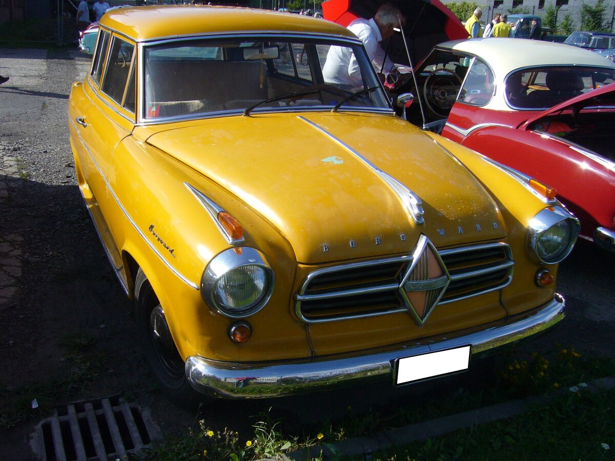 Borgward Isabella Combi aus dem Jahr 1955. m Juni 1954 brachte die Marke aus Bremen ihr erfolgreichstes Automobil auf den Markt, die nur zweitürig lieferbare  Isabella . Ein Jahr später folgte das Modell  Combi . Ein solches  Combi-Modell  kostete bei seiner Markteinführung mindestens DM 7.565,00. Der Vierzylinderreihenmotor hat einen Hubraum von 1493 cm³ und leistet 60 PS. Die Höchstgeschwindigkeit gab das Werk mit 135 km/h an. 50. Jahrestreffen der Borgward I.G. e.V. an der  Alten Dreherei  in Mülheim an der Ruhr.