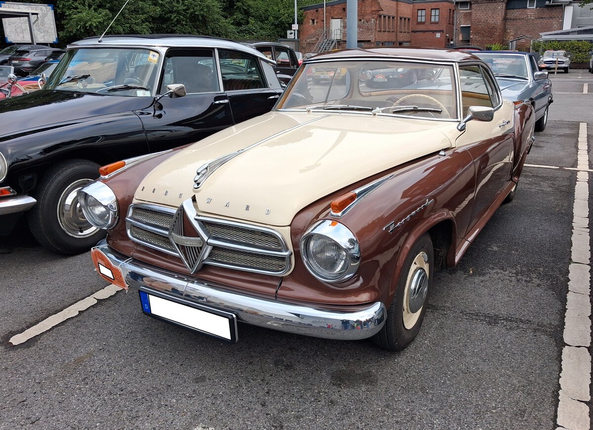 Borgward Isabella Coupe in der Farbkombination kastanienbraun/cremewei� aus dem Jahr 1958. Das Isabella Coupe wurde serienm��ig produziert in den Jahren von 1957 bis 1961. Consul Carl. F.W. Borgward hatte urspr�nglich ein solches Coupe auf Basis der bereits 1954 vorgestellten Isabella Limousine als Geschenk f�r seine Gattin modellieren lassen. Da dieses Coupe beim Publikum sehr viel Anklang fand, wurde es dann ab Februar 1957 in Serie produziert. Das Coupe war immer mit dem st�rkeren Motor der Isabella TS ausgestattet. Dieser Vierzylinderreihenmotor leistet 75 PS aus einem Hubraum von 1493 cm�. 13. Saarner Oldtimer-Cup am 30.08.2026 in M�lheim an der Ruhr/Saarn.