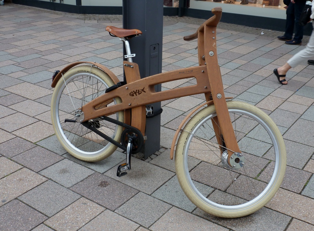 BOUGH BIKES Holz Fahrrad SYLT auf der Einkaufsmeile von Westerland abgestellt 01.09.2014