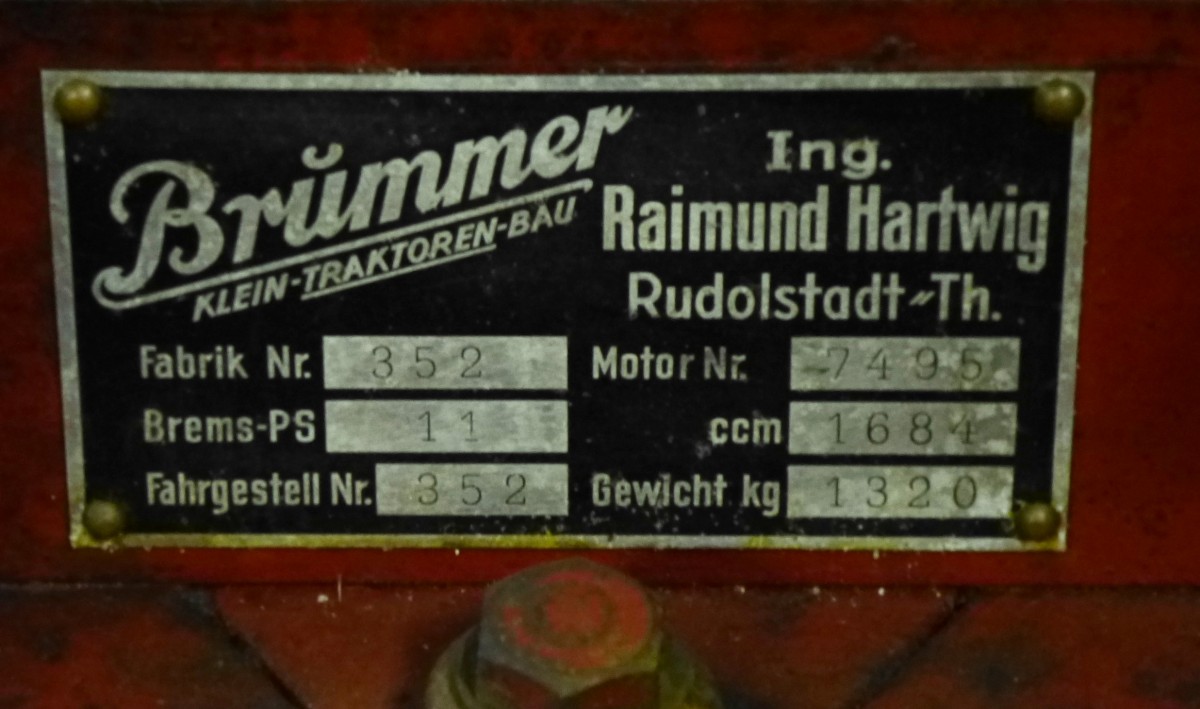 Brummer, Typenschild an einem Oldtimer-Traktor, die thringische Firma Hartwig in Rudolstadt baute Kleintraktoren, Sept.2013