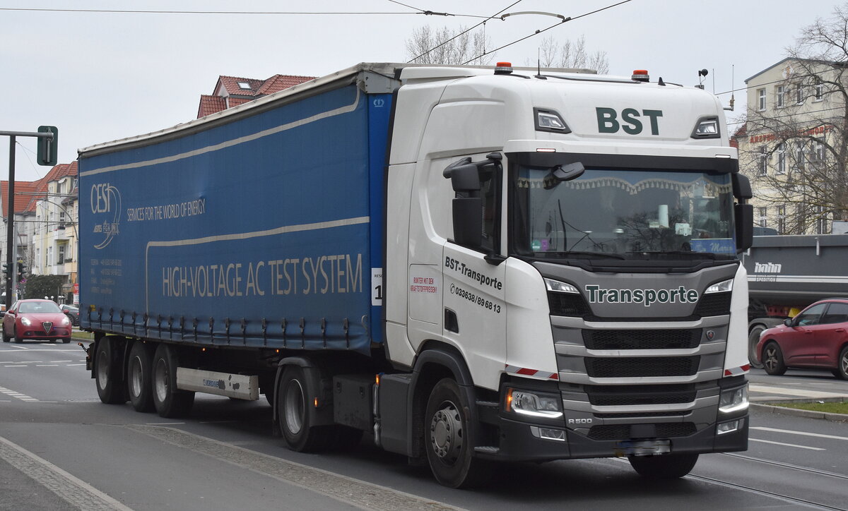 BST - Transporte im Auftrag eines technischen Energiemaschinen Produzenten mit einem Sattelzug mit SCANIA R 500 Zugmaschine am 24.01.23 Berlin Karlshorst.