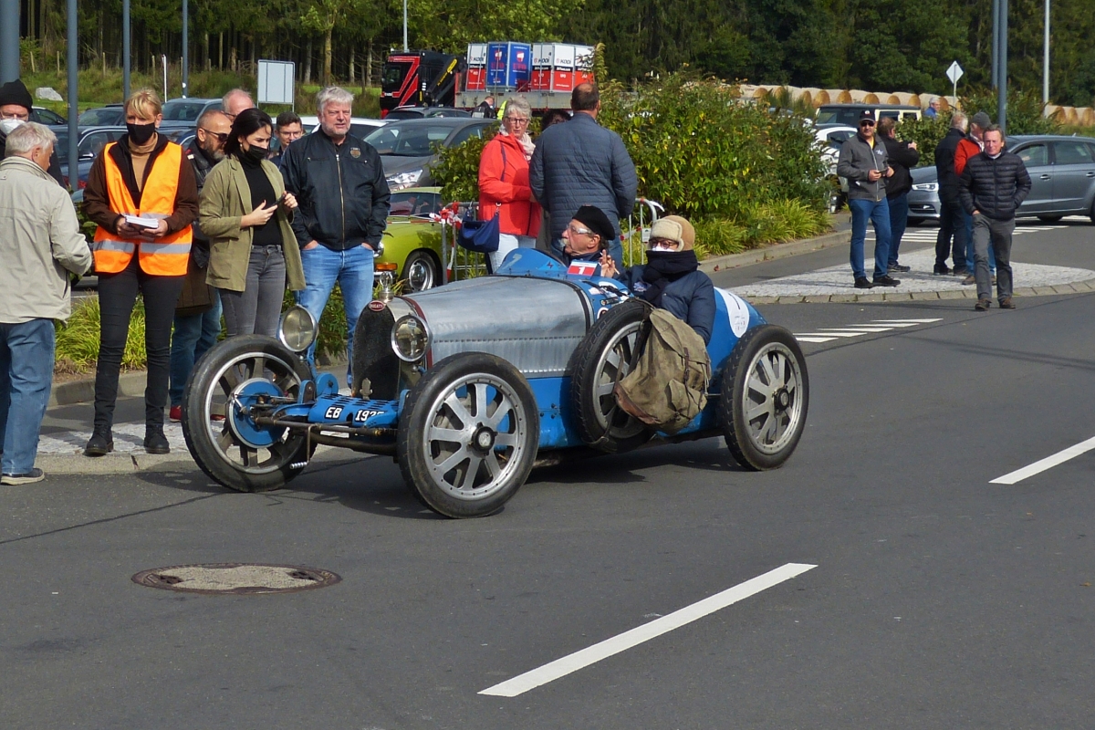 Bugatti 35 Grand Prix de Lyon, Bj 1924; 8 Zyl – 2,0 Ltr Motor mit 95 Ps,  erreicht den Parkplatz in Weiswampach. 01.10.2021  