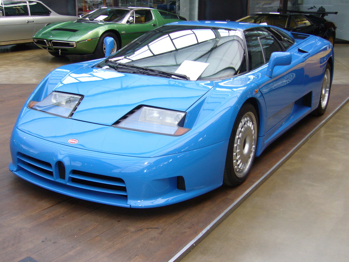 Bugatti EB 110 GT. 1991 - 1996. Hier wurde einer von nur 84 produzierten EB 110 GT abgelichtet. Der Wagen ist im klassischen Bugattiblau lackiert. Der V12-motor hat einen Hubraum von 3500 cm³ und leistet 560 PS. Classic Remise Düsseldorf am 26.02.2017.