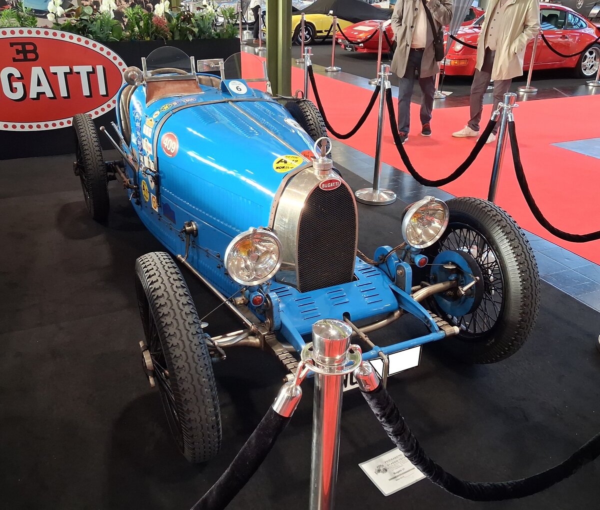 Bugatti T37 Grand Prix. Der Type 37 Grand Prix geh�rt nicht zu den ber�hmtesten Bugatti, obwohl er sich damals, in der zweiten H�lfte der 20er Jahre ganz gut verkaufte. Er stand immer im Schatten des T35, von dem er das Chassis hatte. Er verf�gte nicht �ber den famosen Achtzylinder, sondern wurde von einem Vierzylinderreihenmotor mit einem Hubraum von 1496 cm� mit einer Leistung von 60 PS angetrieben. Was ihn aber besonders auszeichnete er war mit seiner relativ einfachen Technik besonders langlebig und mit seinem Gewicht von nur rund 700 Kilogramm auch entsprechend schnell. Man konnte mit ihm tats�chlich zum Rennen fahren, gewinnen und dann abends mit dem Siegerpokal nach Hause fahren. Wahrscheinlich wurden zwischen 210 bis 220 Fahrzeuge vom Type 37 gebaut. Techno Classica Salon in Dortmund am 25.09.2026.