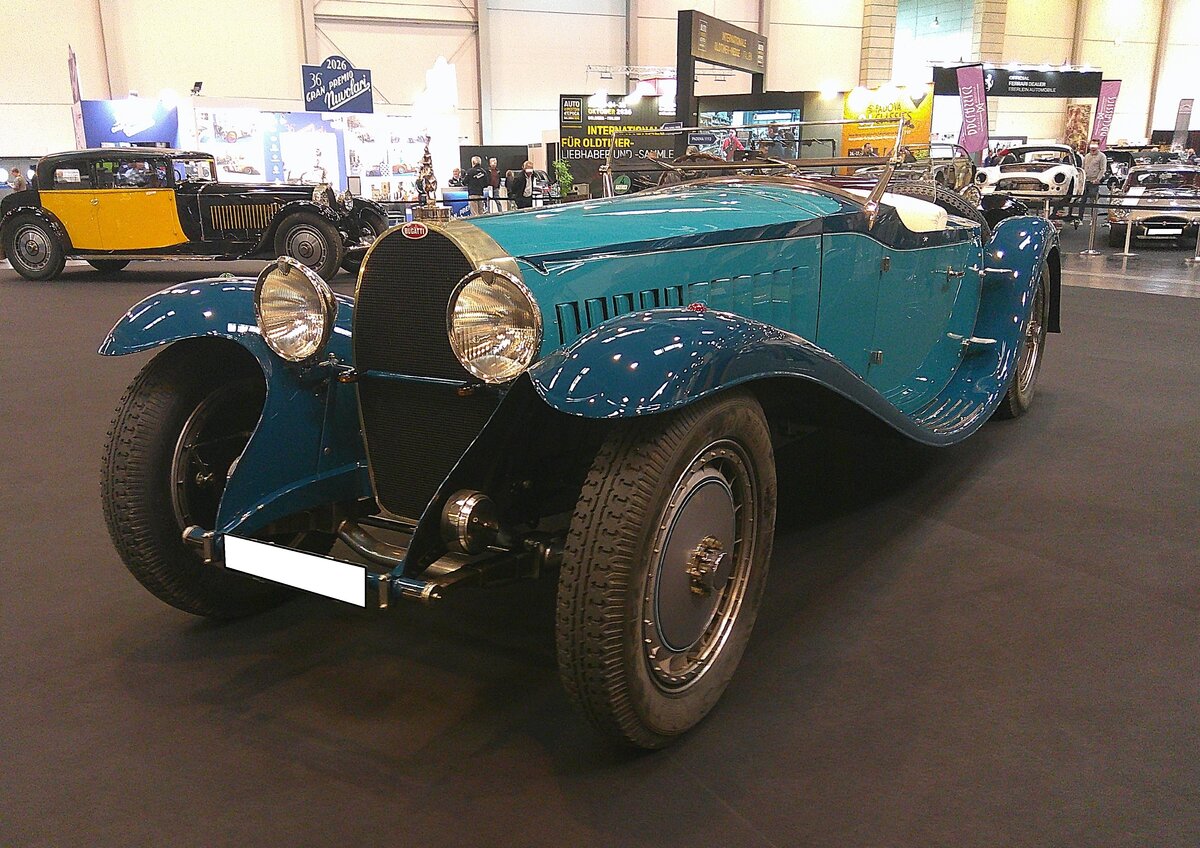 Bugatti T41  Royale  Roadster Esders. Der Bugatti Type 41  Royale  Roadster Esders gilt als eines der elegantesten und exklusivsten Automobile der Marke aus dem elsässischen Molsheim. Das Auto wurde 1932 als das erste, an einen Kunden ausgelieferte Modell der  Royale-Baureihe  für den Pariser Textilindustriellen Armand Esders gefertigt. Der Roadster zeichnete sich durch extrem lange, geschwungene, Kotflügel und eine zweisitzige Karosserie mit Notsitz aus. Der Roadster war ursprünglich in zwei Grüntönen lackiert. Der Achtzylinderreihenmotor hat einen Hubraum von wahnsinnigen 12.763 cm³ und leistet rund 300 PS. Trotz eines Eigenewichtes von etwas über drei Tonnen erreichte das Fahrzeug eine Höchstgeschwindigkeit von bis zu 200 km/h. Retro Classics in Essen am 09.04.2026.