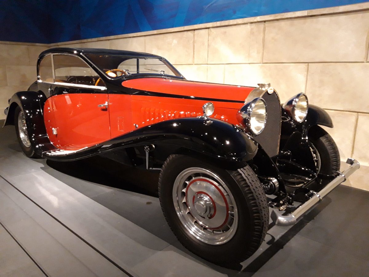 Bugatti T50 Coach (Werkskarosserie) aus dem Jahr 1932. Der gezeigte Wagen wird von einem Achtzylinderreihenmotor angetrieben, der aus einem Hubraum von 4972 cm³ eine Leistung von 200 PS an die Hinterachse bringt. Die Höchstgeschwindigkeit wurde damals vom Werk mit 177 km/h angegeben. Louwman Museum Den Haag am 06.06.2019.