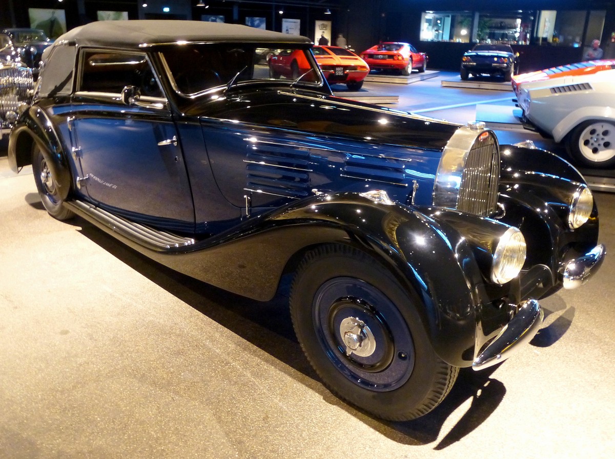 Bugatti Typ 57 Cabriolet, Baujahr 1938, 8-Zyl.Reihenmotor mit 3257ccm und 140PS, Vmax.160Km/h, Automobilmuseum Volante Kirchzarten, Okt.2015