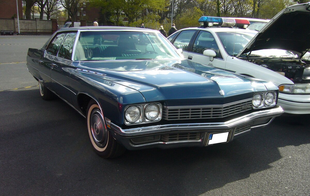 Buick LeSabre fourdoor Sedan aus dem Modelljahr 1972 im Farbton royal blue. Im Modelljahr 1972 war die Modellreihe LeSabre die mittlere Ausstattungsvariante im Programm der GM-Division Buick. Darunter rangierte die Modellreihe Skylark und darüber der Centurion. Als besonders exclusives Modell gab es dann auch noch den Electra 225. Von diesem, viertürigen Modell verkaufte Buick 1972 genau 35295 Fahrzeuge zu einem Preis ab US$ 4041,00. Basismotorisierung war ein V8-Motor mit einem Hubraum von 5824 cm³ und einer Leistung von 183 PS. Gegen aufpreis konnte auch ein V8-Motor mit einem Hubraum von 455 cui (7456 cm³) und einer Leistung von 225 PS bestellt werden. Oldtimertreffen an Mo´s Bikertreff in Krefeld am 10.04.2022.