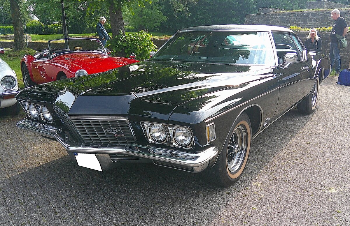 Buick Riviera im Farbton regal black aus dem Jahr 1972. Seit dem Modelljahr 1963 hatte die GM-Division Buick ein luxuri�ses Coupe-Modell mit dem Namen  Riviera  in der Modellpalette. Das gezeigte Auto geh�rt, zur im Jahr 1972 vorgestellten, dritten Modellgeneration dieses Coupes. Markant war bei diesem Modell das sogenannte  Boattail-Heck . Im Modelljahr 1972 setzte Buick 33.728 Coupes dieses Typs zu einem Preis ab US$ 5149,00 in den Bundesstaaten an der Ostk�ste und dem mittleren Westen, bzw. US$ 5790,00 in den Bundesstaaten im Westen und S�den der USA ab. Der V8-Motor hat einen Hubraum von 7458 cm� und leistet 253 PS in der Normalversion oder 264 PS in der sportlicheren Ausstattungsvariante GS. Oldtimertreffen Essen-Burgaltendorf am 10.05.2026.