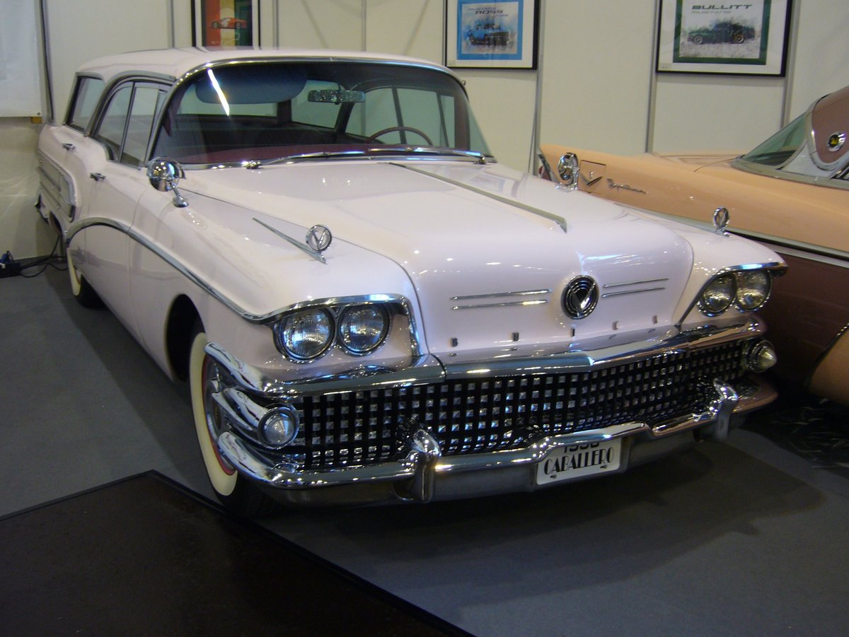 Buick Series 60 Century Caballero Estate Wagon aus dem Jahr 1958. Im Modelljahr 1958 konnten die Kombimodelle von Buick nur aus der Basisreihe Special 40 und der in der Mitte angesiedelten Reihe Century 60 bestellt werden. Auch in diesem Jahr konnten die Autos durch diverse Ausstattungspakete, wie z.B.  Caballero  aufgewertet werden. Für ein solches Kombimodell waren 1958 mindestens US$ 3706,00 zu berappen. Dafür bekam man ein geräumiges Kombifahrzeug mit einem V8-Motor, der aus einem Hubraum von 5962 cm³ 300 PS leistet und mit einer Dynaflow-Getriebeautomatic ausgerüstet ist. Essen Motor Show am 04.12.2019.