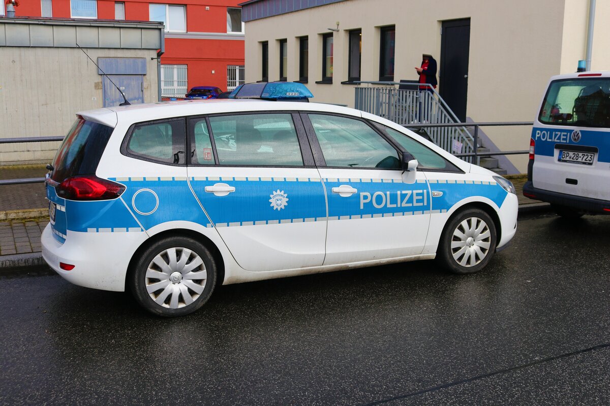 Bundespolizei Gießen Opel Zafira Streifenwagen am 13.04.23 in Gießen am Bahnhof