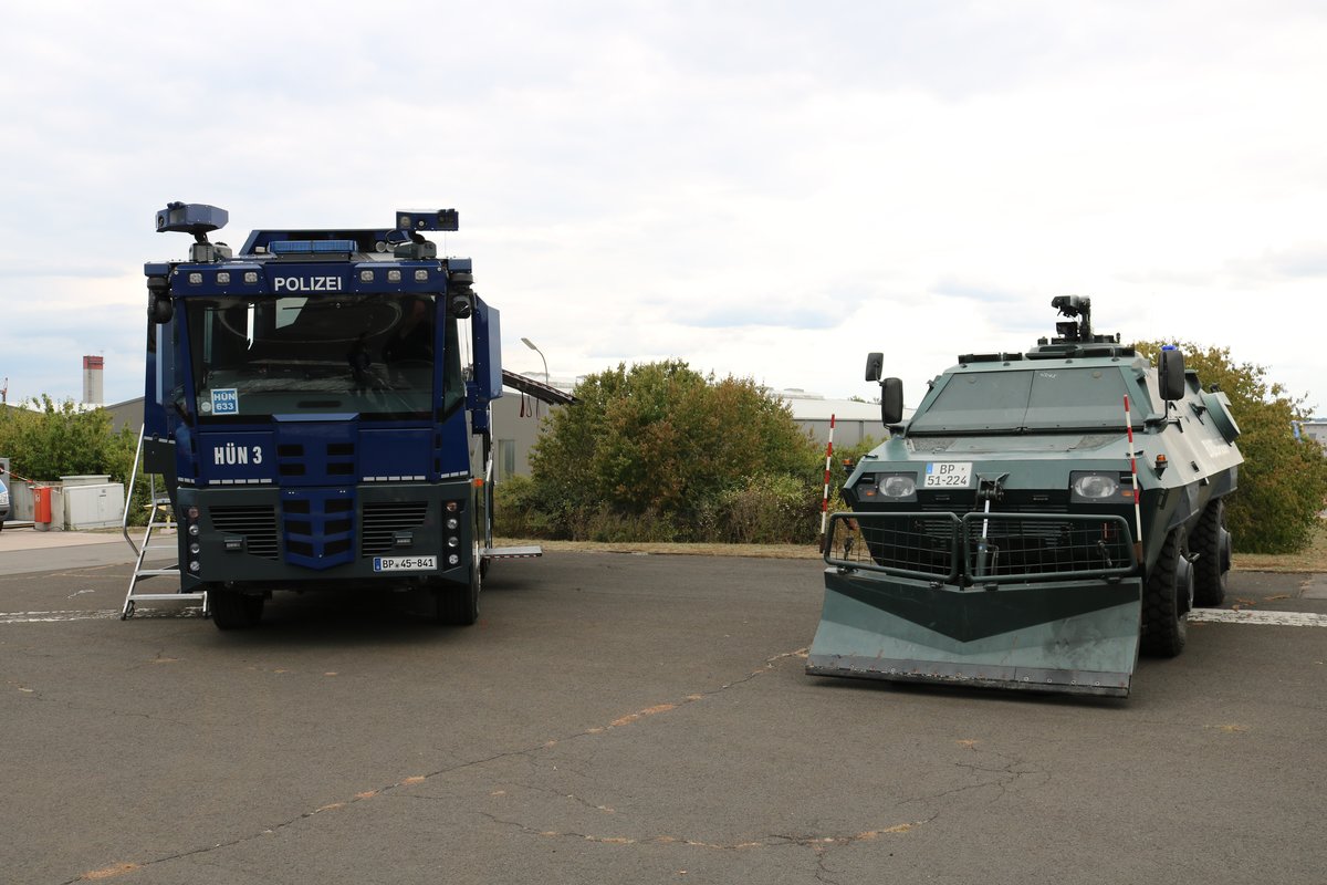 Bundespolizei Mercedes Benz/Rosenbauer Wasserwerfer 10.000 HÜN3 und Räumfahrzeug am 08.09.19 beim Tag der offenen Tür in Hünfeld 