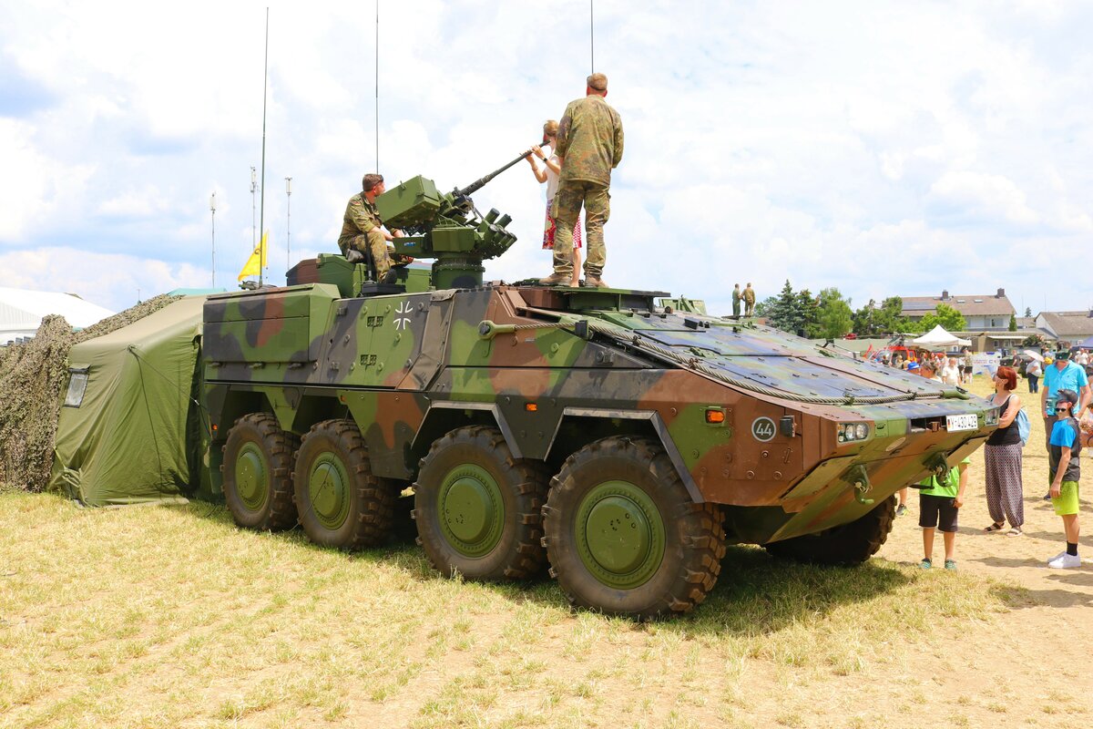 Bundeswehr Radpanzer am 08.06.23 auf dem Hessentag in Pfungstadt