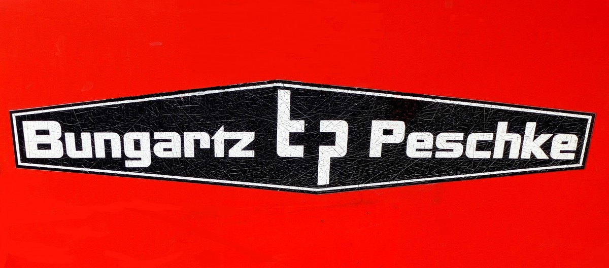 Bungartz&Peschke, Schriftzug an einem Oldimer-Schmalspurschlepper von 1974, die Firma in Hornbach/Pfalz bestand bis 1976, wurde dann von der Firma Gutbrod bernommen, Juni 2015