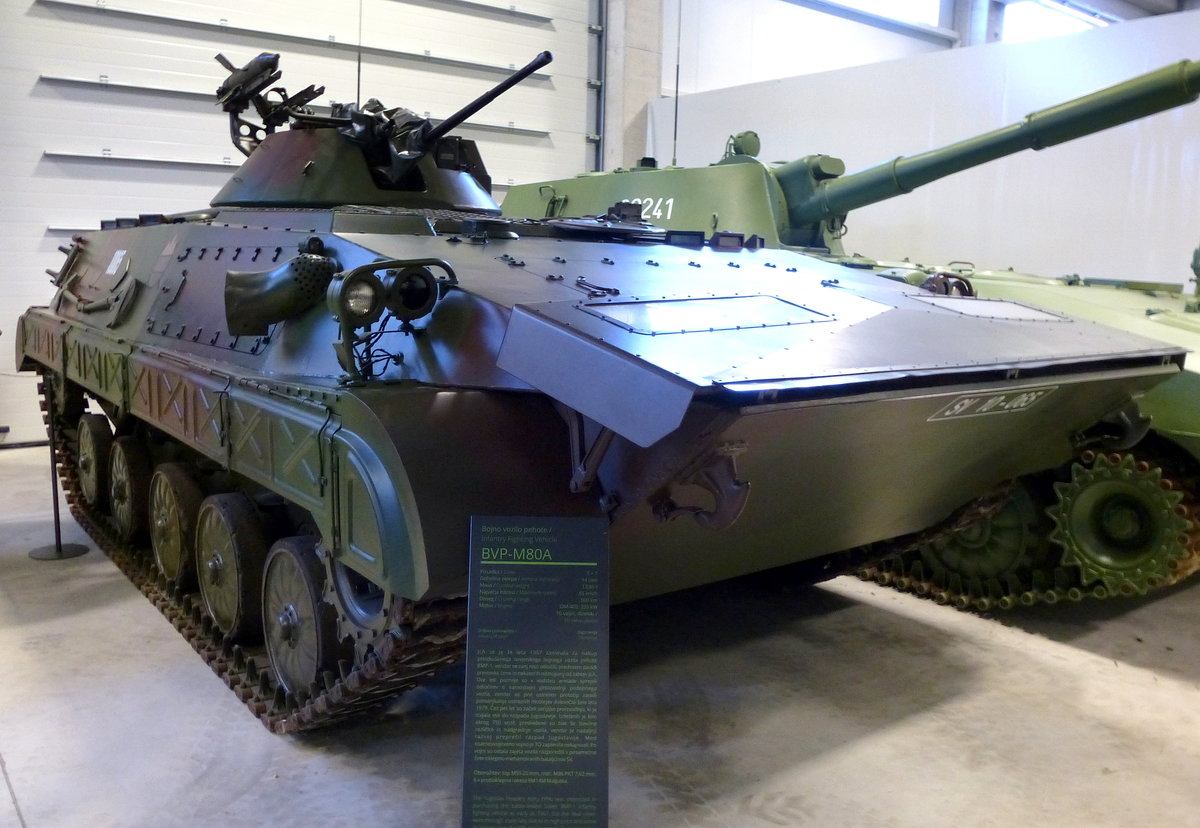 BVP-M80A, amphibischer Schützenpanzer für 10 Mann, aus jugoslawischer Produktion, 10-Zyl.Diesel mit 320PS, Vmax.65Km/h, Militärmuseum Pivka, Juni 2016
