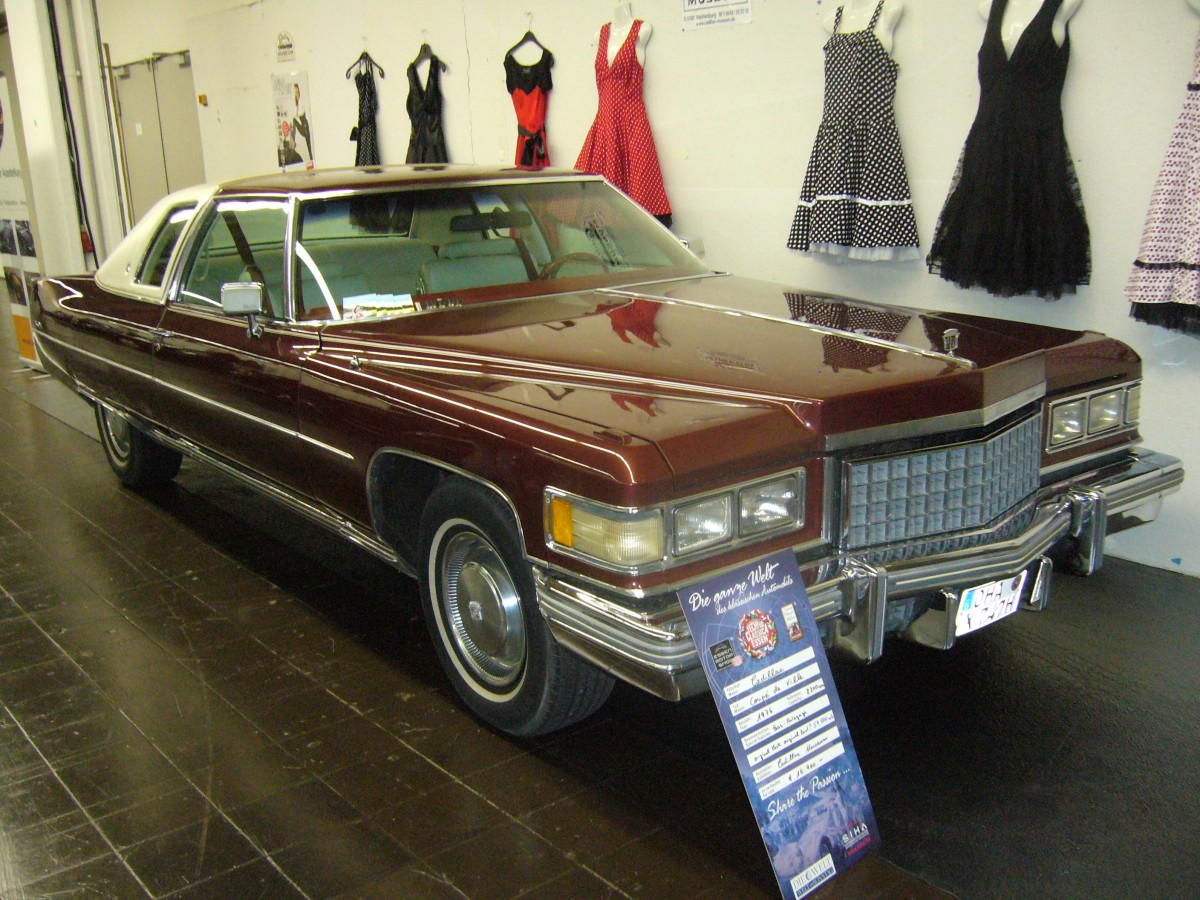 Cadillac Coupe de Ville des Jahrganges 1976. Das Coupe de Ville war im Modelljahr 1976 mit 114.482 verkauften Fahrzeugen, der Bestseller Cadillac. Der Einstiegspreis lag bei US$ 9.067,00. Der 8.2l V8-motor leistet ca. 190 PS. Essen Motorshow am 05.12.2013.