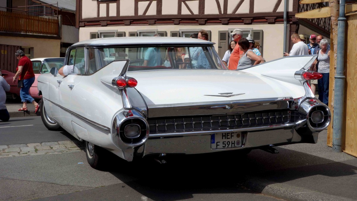 Cadillac des Modelljahres 1959 mit dem sogenannten Sweeproof, wird bei den Fladungen Classics eingeparkt, Juli 2014