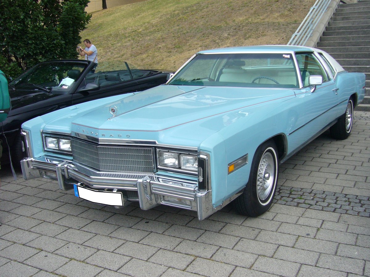 Cadillac Eldorado Coupe aus dem Jahr 1975. Von diesem Coupe verkaufte Cadillac im Jahr 1975 35.802 Einheiten zum Preis ab US$ 9935,00. Angetrieben wird das  Luxus-Coupe  von einem V8-Motor der aus einem Hubraum von 8194 cm³ eine Leistung von 193 PS erbringt. US-Cartreffen CentroO am 21.07.2019.