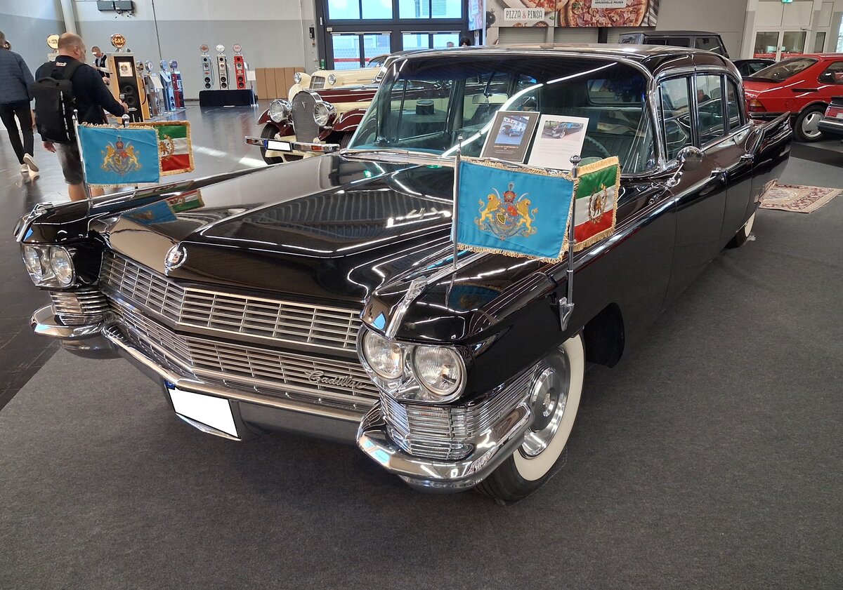 Cadillac Fleetwood 75 aus dem Jahr 1965 aus prominentem Erstbesitz. Dieser Cadillac wurde 1965 an das persische K�nigshaus ausgeliefert und h�ufig vom damaligen Schah Mohammad Reza Pahlavi (*1919 +1980) genutzt. Von dieser neunsitzigen Limousine produzierte GM´s Luxusdivision Cadillac in diesem Modelljahr lediglich 795 Fahrzeuge. Der Basispreis betrug damals US$ 10.312,00, konnte aber durch eine ellenlange Zubeh�rliste rasch nach oben schnellen. Serienm��ig waren allerdings schon eine Servolenkung und servounterst�tzte Bremsen und eine Klimaanlage installiert. Das 6,19 Meter lange Auto wird von einem V8-Motor fort bewegt, der aus einem Hubraum von 429 cui (7025 cm�) mittels eines Dreigangautomaticgetriebes 345 PS an die Hinterachse weiter gibt. Techno Classica Salon in Dortmund am 25.09.2026.