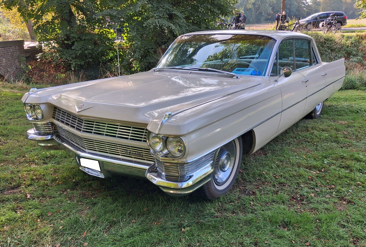 Cadillac Fleetwood Sixty Special im Farbton bahama sand aus dem Jahr 1964. Somit geh�rt diese imposante Limousine ohne sichtbare B-S�ule zur achten Generation dieser legend�ren Modellreihe von Cadillac. Das Modell war nur als viert�rige Limousine lieferbar. In diesem Modelljahr setzte Cadillac insgesamt 165.909 Fahrzeuge ab. Davon entfielen 14.500 auf dieses Modell, das zu einem Preis ab US$ 6388,00 zu haben war. Angetrieben wird  Fleetwood  von einem V8-Motor mit einem Hubraum von 7025 cm�. Der Kunde konnte dann zwischen vier Leistungsstufen w�hlen: 275 PS (nur in der Exportversion f�r den europ�ischen Markt), 308 PS, 313 PS und 340 PS. Cars & Castle auf Schlo� Lauersfort in Moers am 03.10.2026.