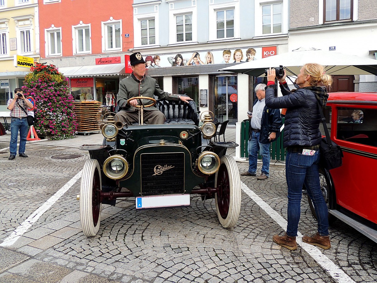 CADILLAC samt Fahrer, waren anlässlich des III. Schnauferl & Veteranentreffen in Ried ein begehrtes Fotoobjekt; 140816