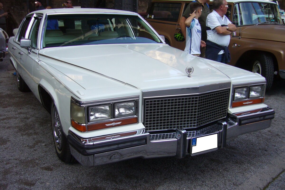 Cadillac Sedan de Ville im Farbton cotillion white aus dem Jahr 1977. Von diesem Modell setzte die GM-Luxusmarke Cadillac in diesem Modelljahr 95.421 Fahrzeuge ab. Der Basispreis lag bei US$ 10.020,00. Basismotorisierung war ein V8-Motor mit einem Hubraum von 5737 cm³ und einer Leistung von 183 PS. Altmetall trifft Altmetall am 01.10.2023 im LaPaDu Duisburg.