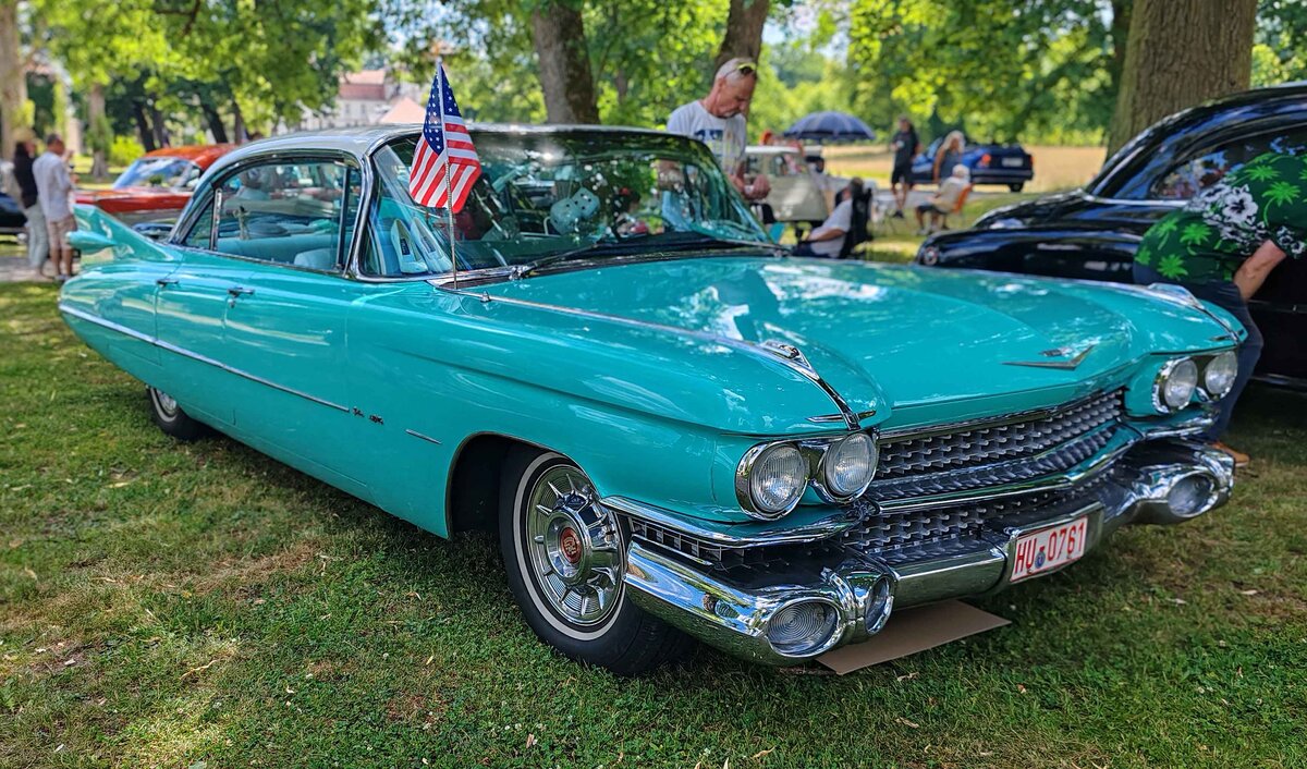 =Cadillac Sedan de Ville steht bei Oldtimerausstellung am Schloss Fasanerie, 06-2025