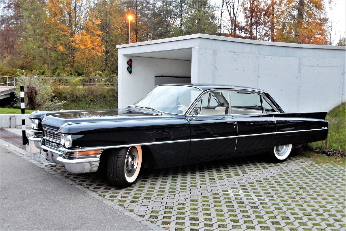 Cadillac Sedan DeVille, Jahrgang 1963. Aufgenommen am 4. November 2017 in Wetzikon, Kanton Zürich, Schweiz