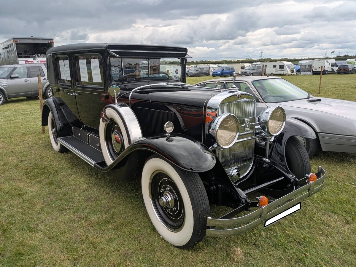 Cadillac Series 341 Sedan aus dem Jahr 1929. Die Karosserien f�r diese Modelle wurden entweder bei Fleetwood oder bei Fisher gepresst. In den Fahrzeugen des Modelljahrganges 1929 verbaute die GM-Division Cadillac erstmalig synchronisierte Getriebe. Der V8-Motor mit einem Hubraum von 5.589 cm� leistet 90 PS. Castle Combe Vintage Show am 19.05.2024 in Wiltshire/England.