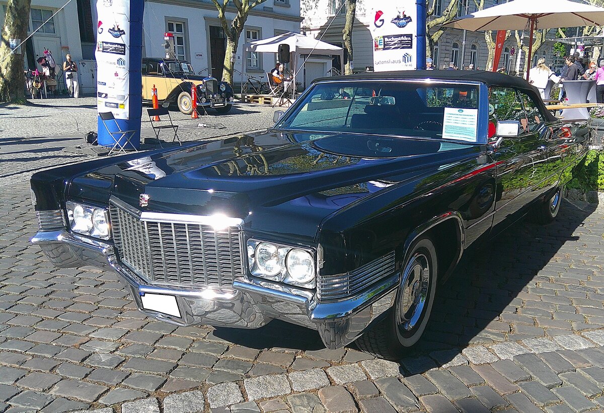 Cadillac Series 60 de Ville Convertible aus dem Modelljahr 1969 im Farbton sable black. In diesem Modelljahr setzte die GM-Division Cadillac 16.445 Cabriolets dieses Typs ab. Wie bei der  Luxusmarke  Cadillac �blich, war das Modell mit etlichen n�tzlichen  Helferlein  ausger�stet. Das Verdeck und die Fensterheber wurden elektrisch betrieben, genauso wie die Verstellung der vorderen Sitzbank. Des weiteren war eine Servolenkung und eine Servo-unterst�tzte Bremse verbaut. Eine automatische Klimaanlage und eine lederne Innenausstattung waren ebenfalls im Lieferumfang enthalten. Serienm��ig ist ein V8-Motor mit einem Hubraum von 472 cui (7735 cm�) mit einer Leistung von 370 PS verbaut. Trotz seines Leergewichtes von 2825 Kilogramm schafft der Wagen eine H�chstgeschwindigkeit von 195 km/h. 18. Oldtimer Fr�hling des AMC Kettwig am 01.05.2026 in Essen Kettwig.